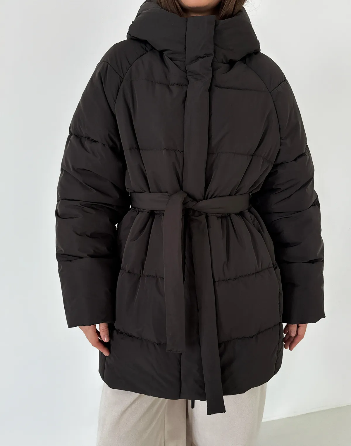 Куртка зимова середньої довжини з поясом та капюшоном, коричнева - Фото 1