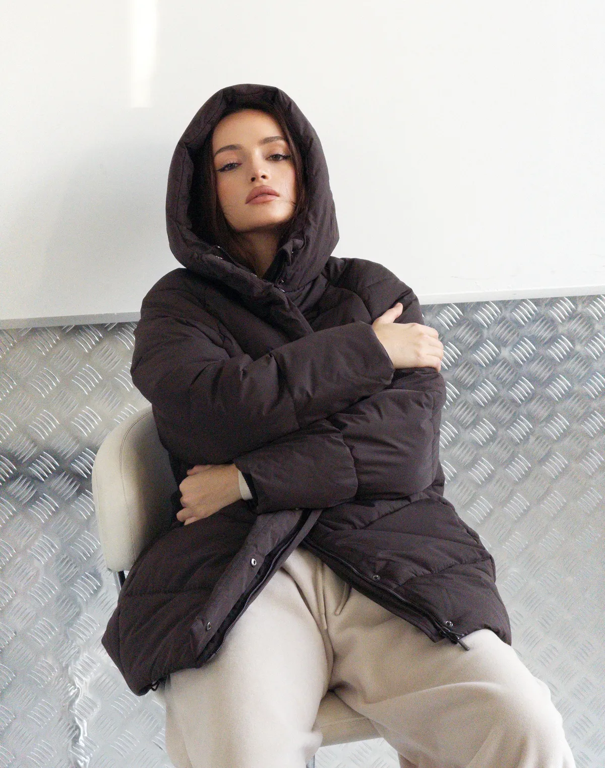 Куртка зимова середньої довжини з поясом та капюшоном, коричнева - Фото 3