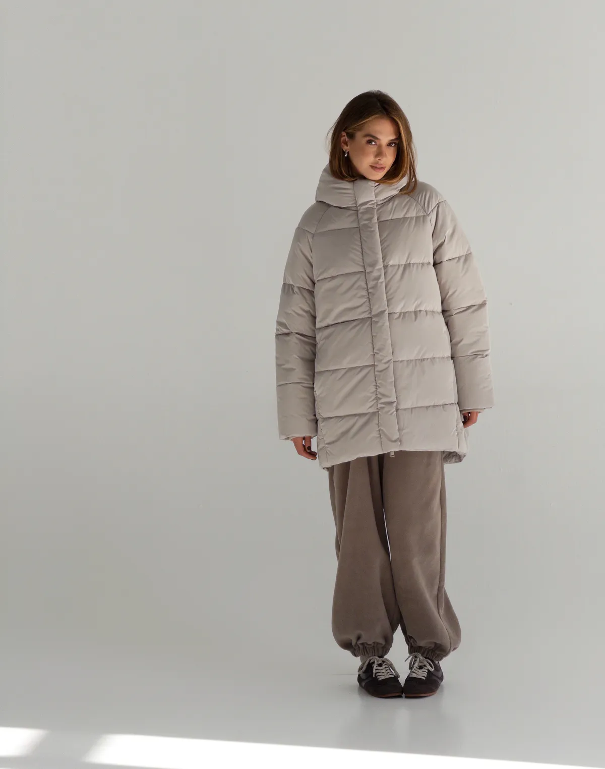 Куртка зимова середньої довжини з поясом та капюшоном, бежева - Фото 8