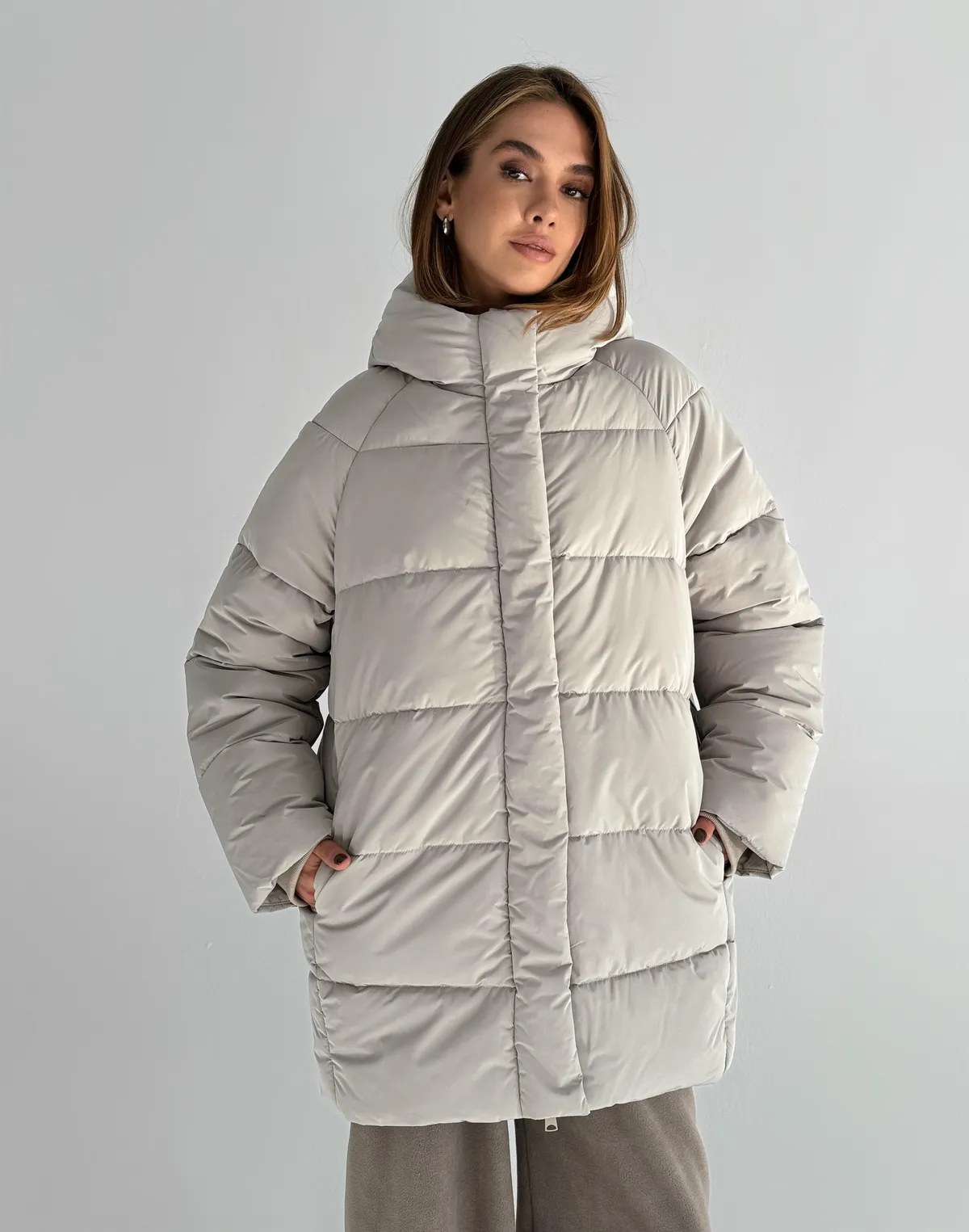 Куртка зимова середньої довжини з поясом та капюшоном, бежева - Фото 7