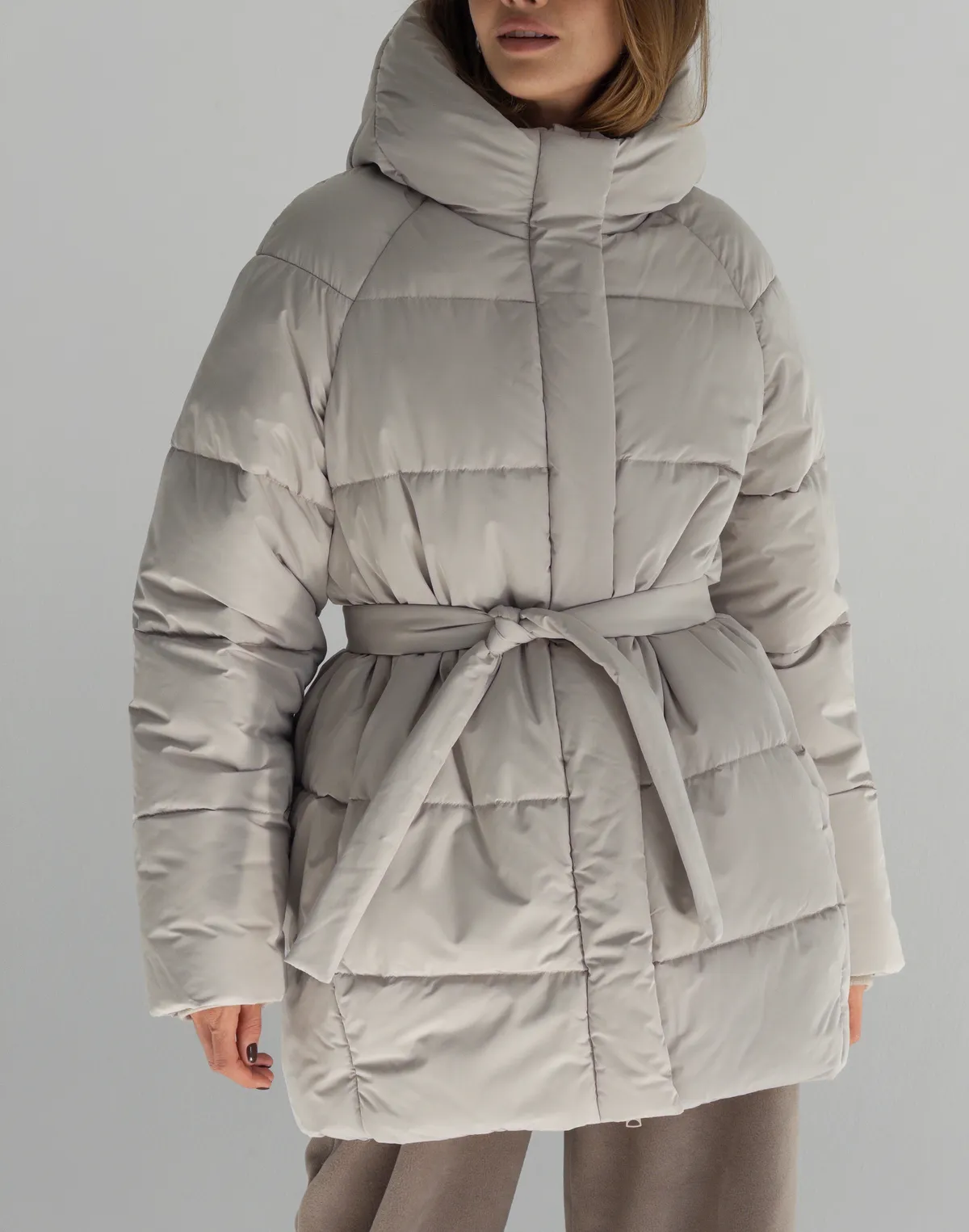 Куртка зимова середньої довжини з поясом та капюшоном, бежева - Фото 1