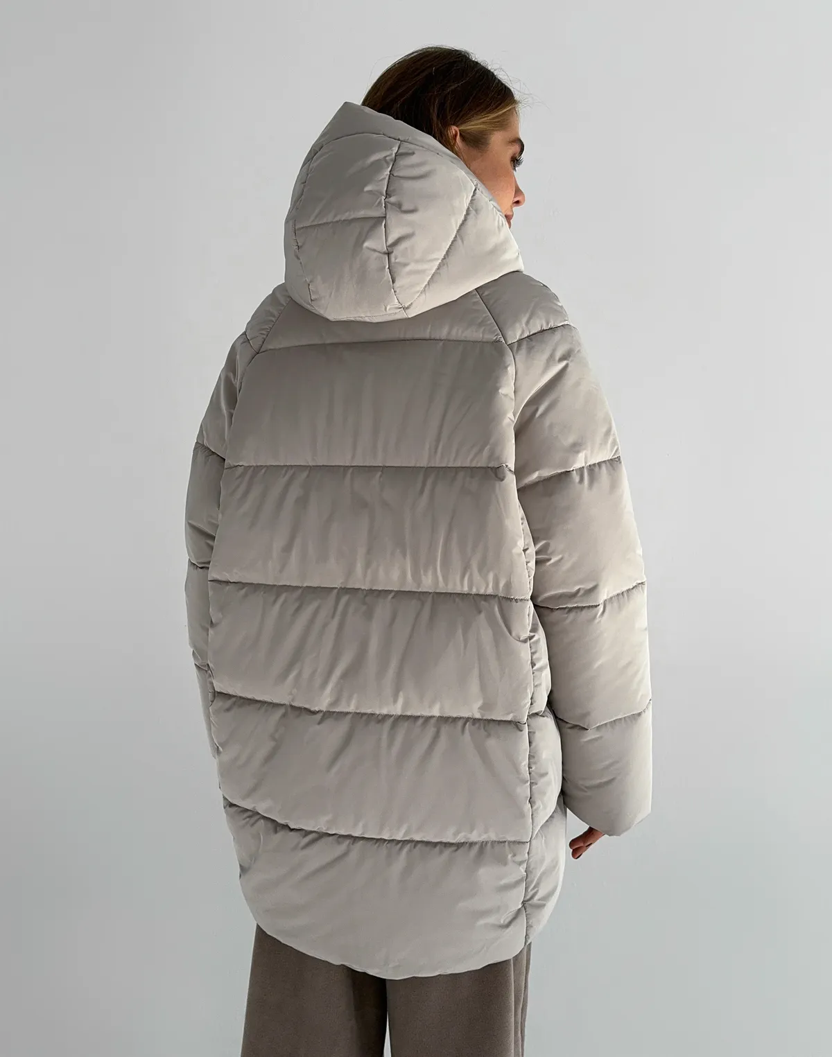 Куртка зимова середньої довжини з поясом та капюшоном, бежева - Фото 2