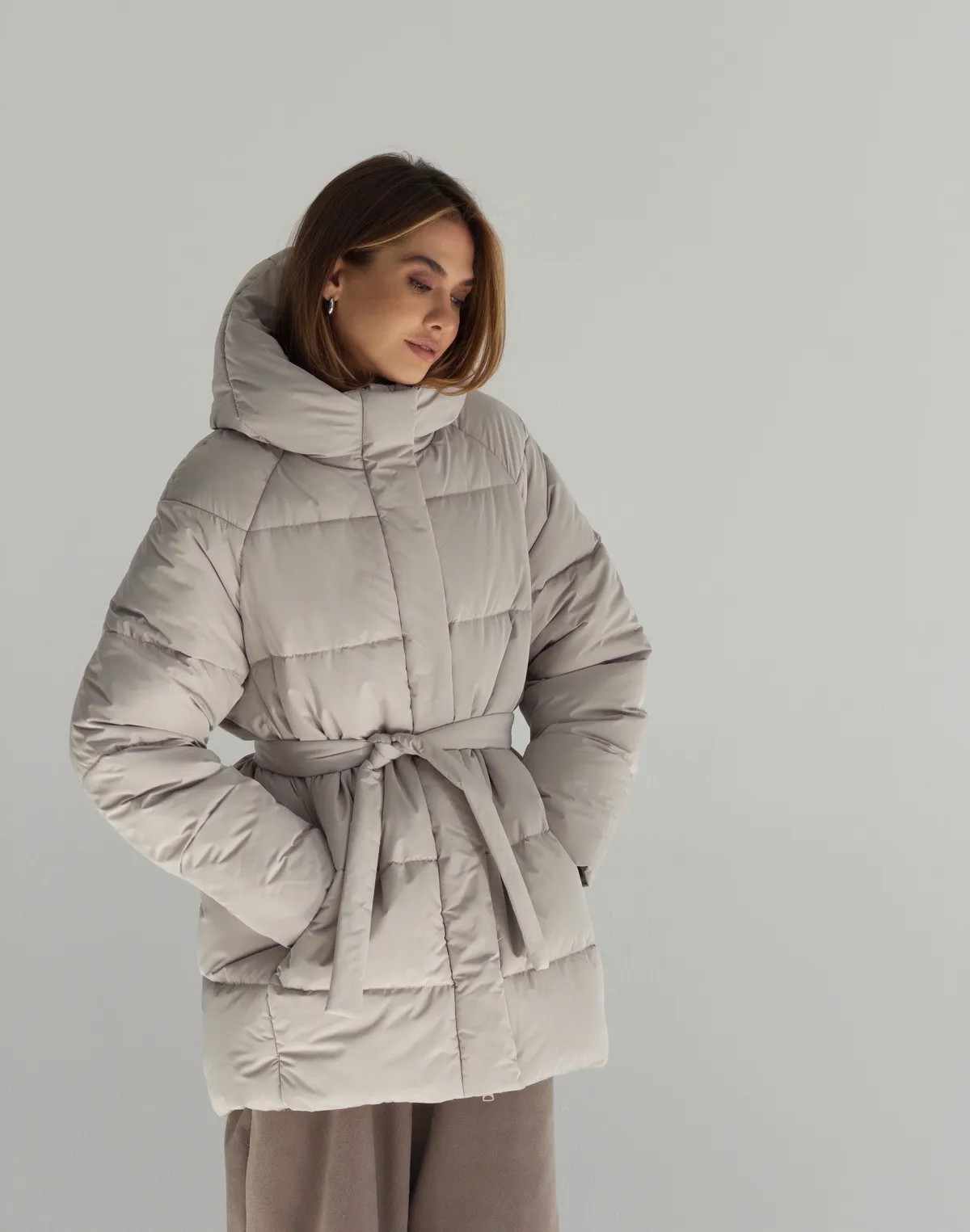 Куртка зимова середньої довжини з поясом та капюшоном, бежева - Фото 6