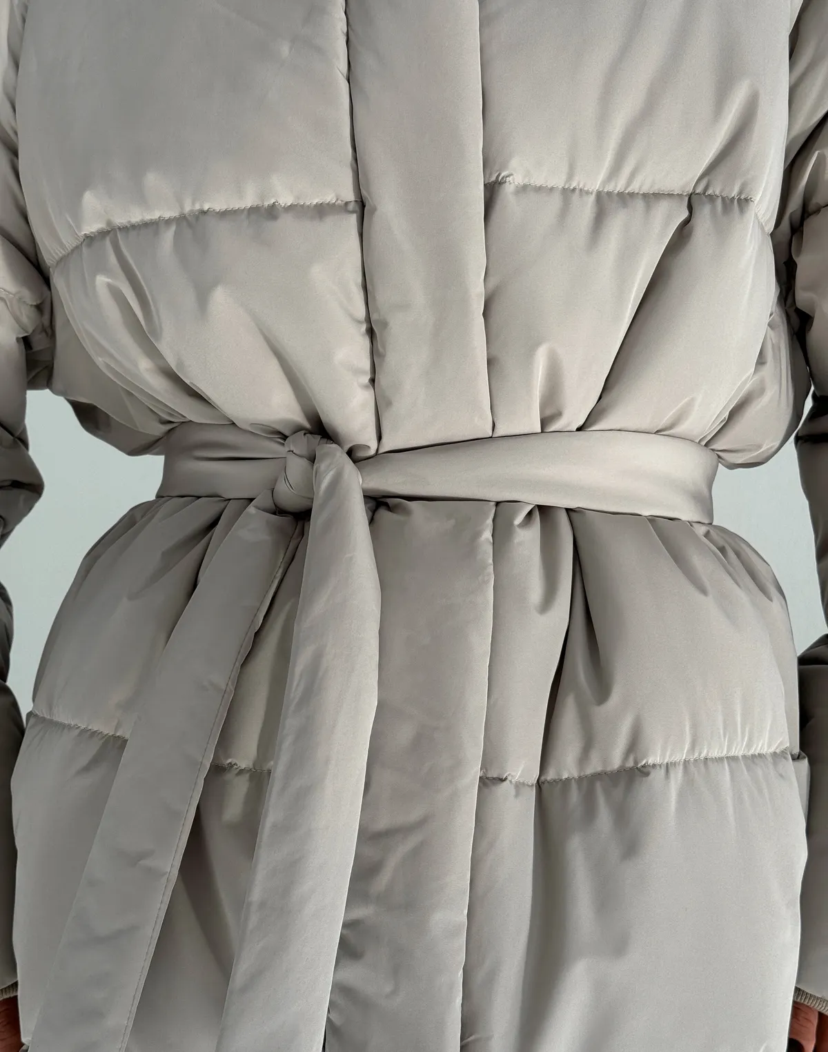 Куртка зимова середньої довжини з поясом та капюшоном, бежева - Фото 5