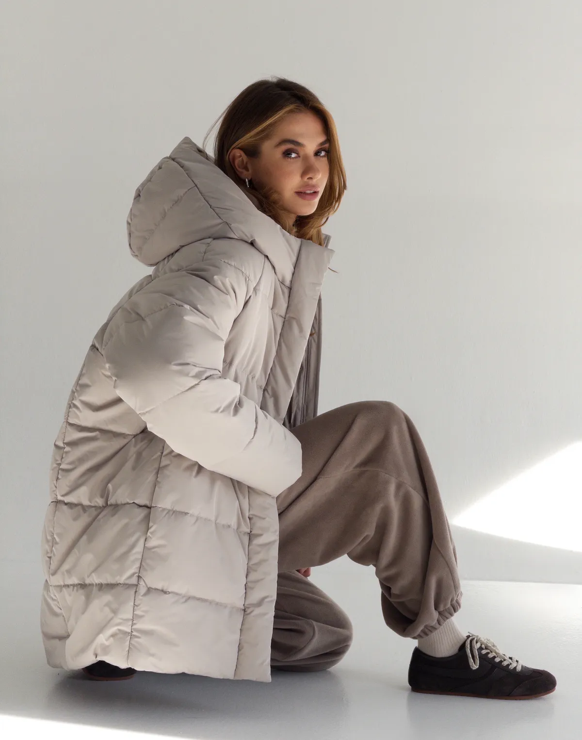 Куртка зимова середньої довжини з поясом та капюшоном, бежева - Фото 4