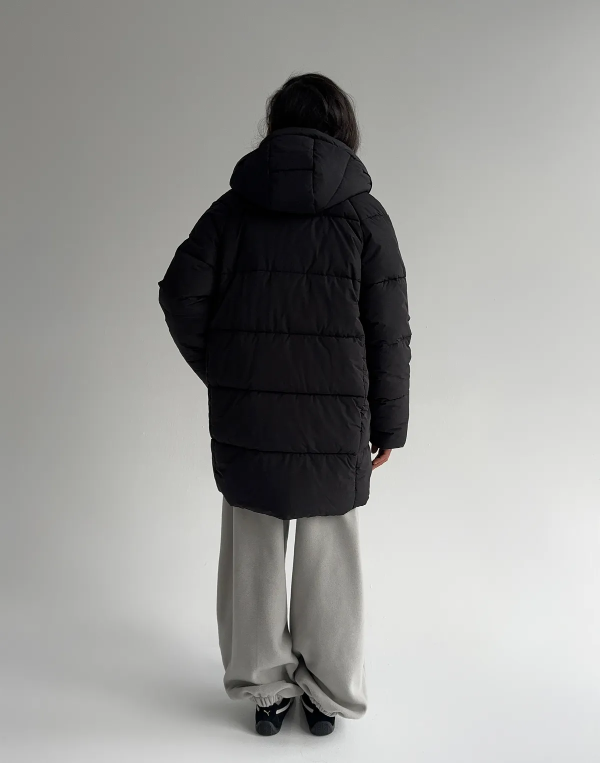 Куртка зимова середньої довжини з поясом та капюшоном, чорна - Фото 2