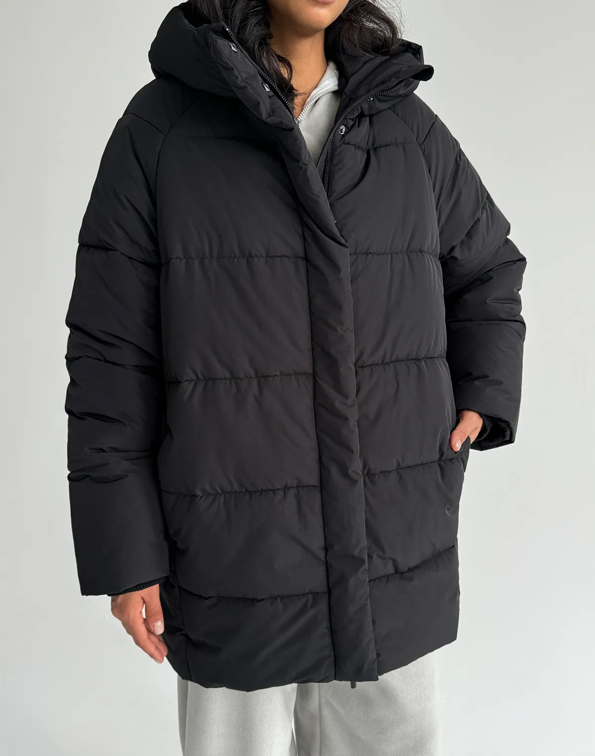Куртка зимова середньої довжини з поясом та капюшоном, чорна - Фото 6