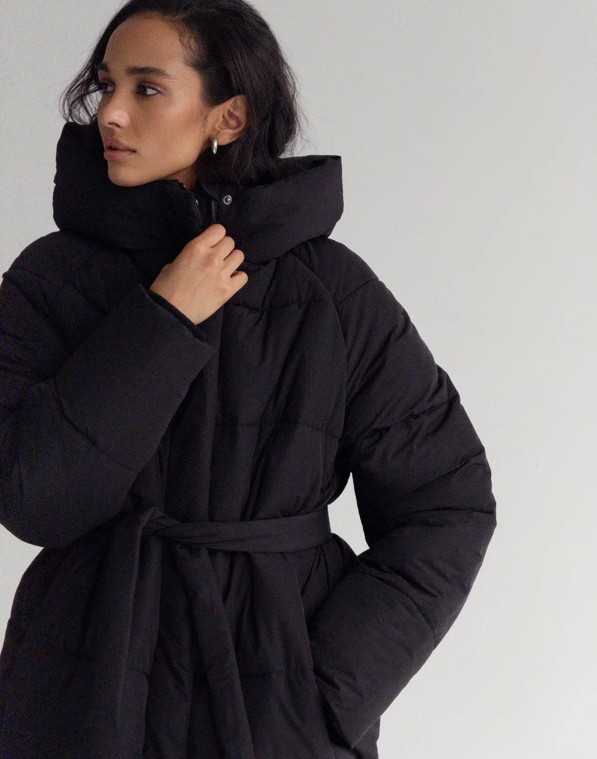 Куртка зимова середньої довжини з поясом та капюшоном, чорна - Фото 5