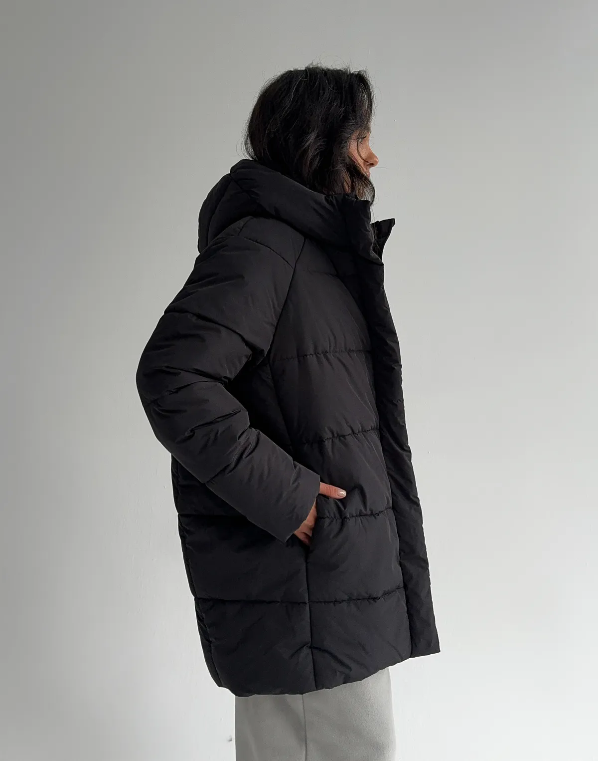 Куртка зимова середньої довжини з поясом та капюшоном, чорна - Фото 7