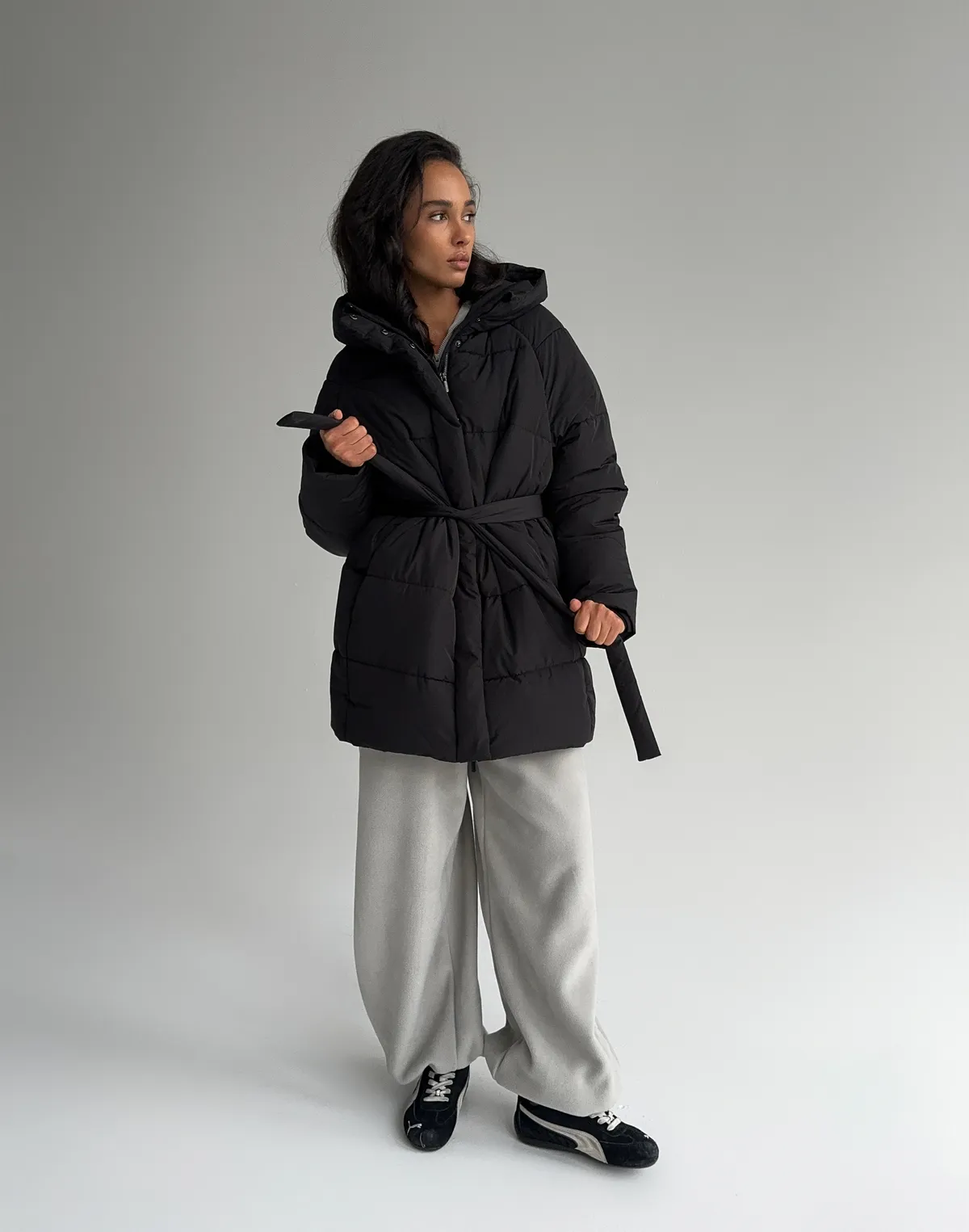 Куртка зимова середньої довжини з поясом та капюшоном, чорна - Фото 4