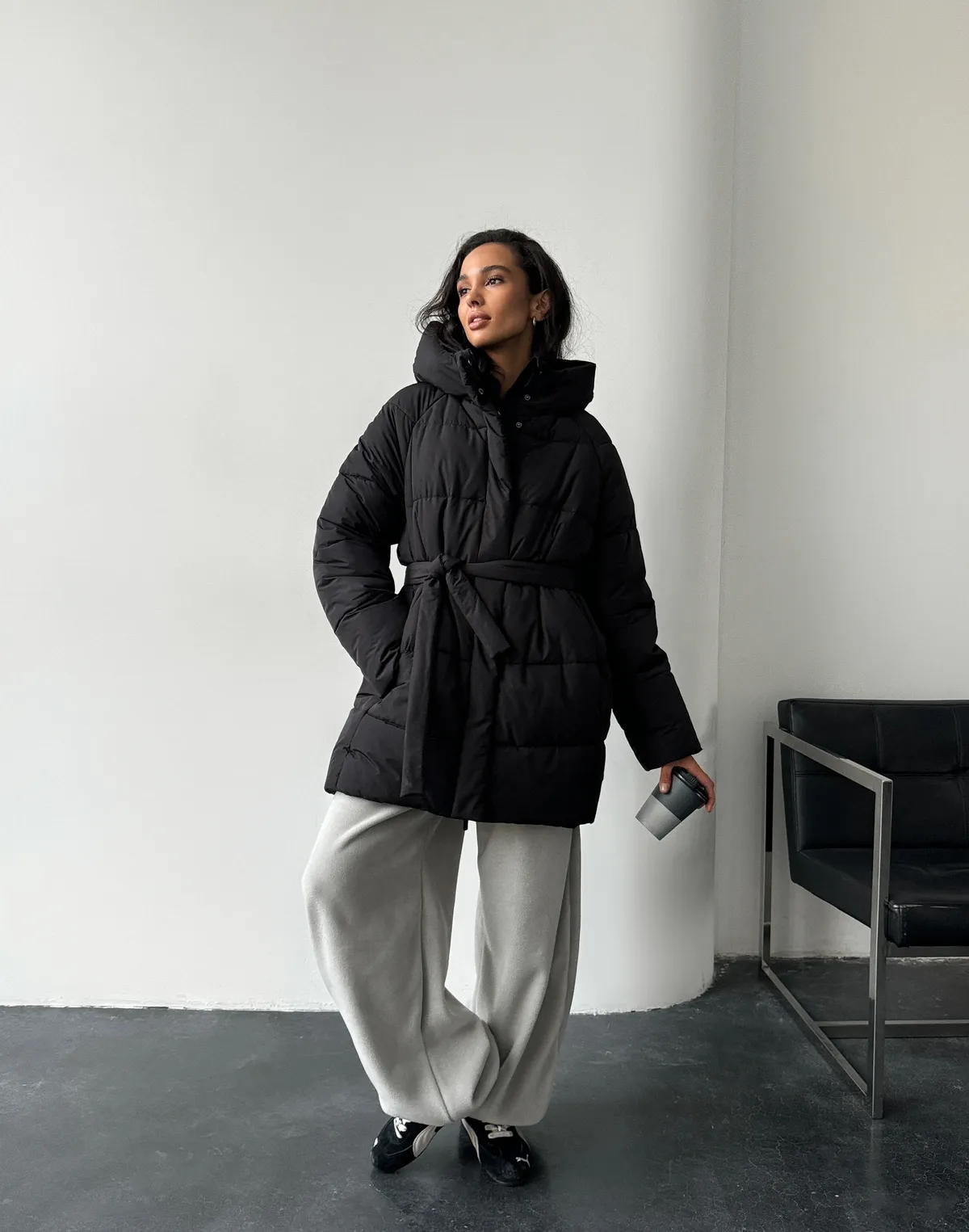 Куртка зимова середньої довжини з поясом та капюшоном, чорна - Фото 3