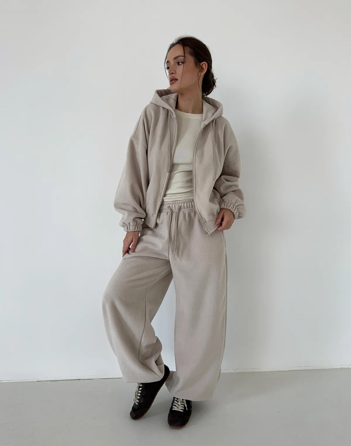 Комплект зимовий флісовий худі з широким поясом та джогери оверсайз, холодний беж - Фото 8