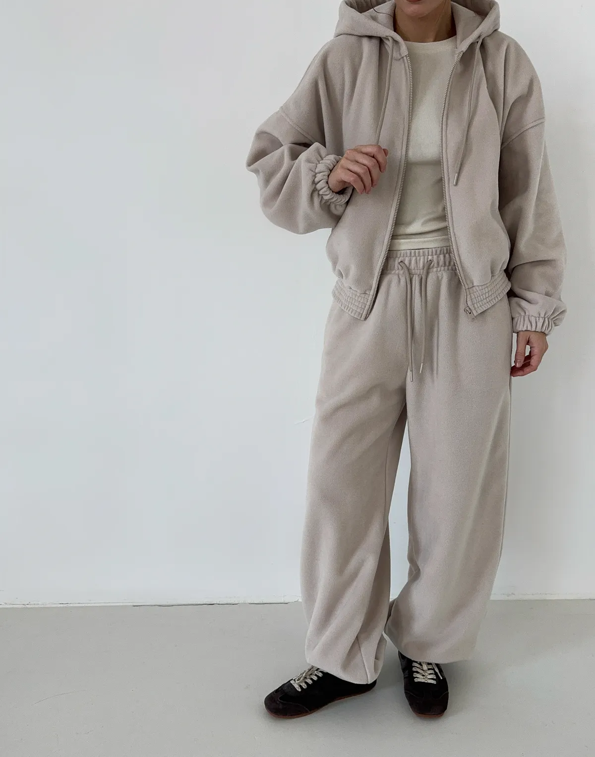 Комплект зимовий флісовий худі з широким поясом та джогери оверсайз, холодний беж - Фото 1