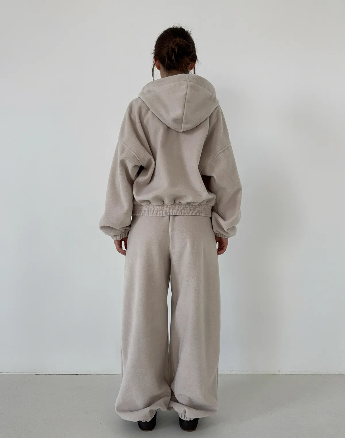 Комплект зимовий флісовий худі з широким поясом та джогери оверсайз, холодний беж - Фото 2
