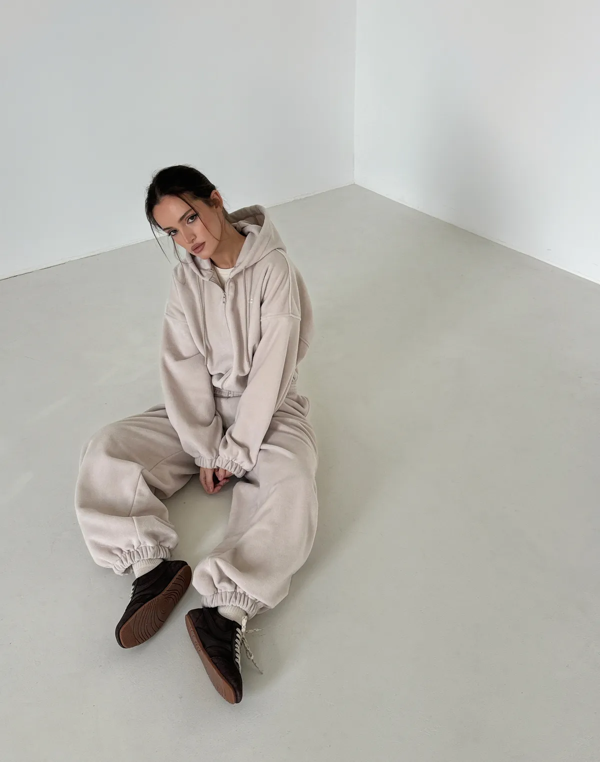 Комплект зимовий флісовий худі з широким поясом та джогери оверсайз, холодний беж - Фото 5