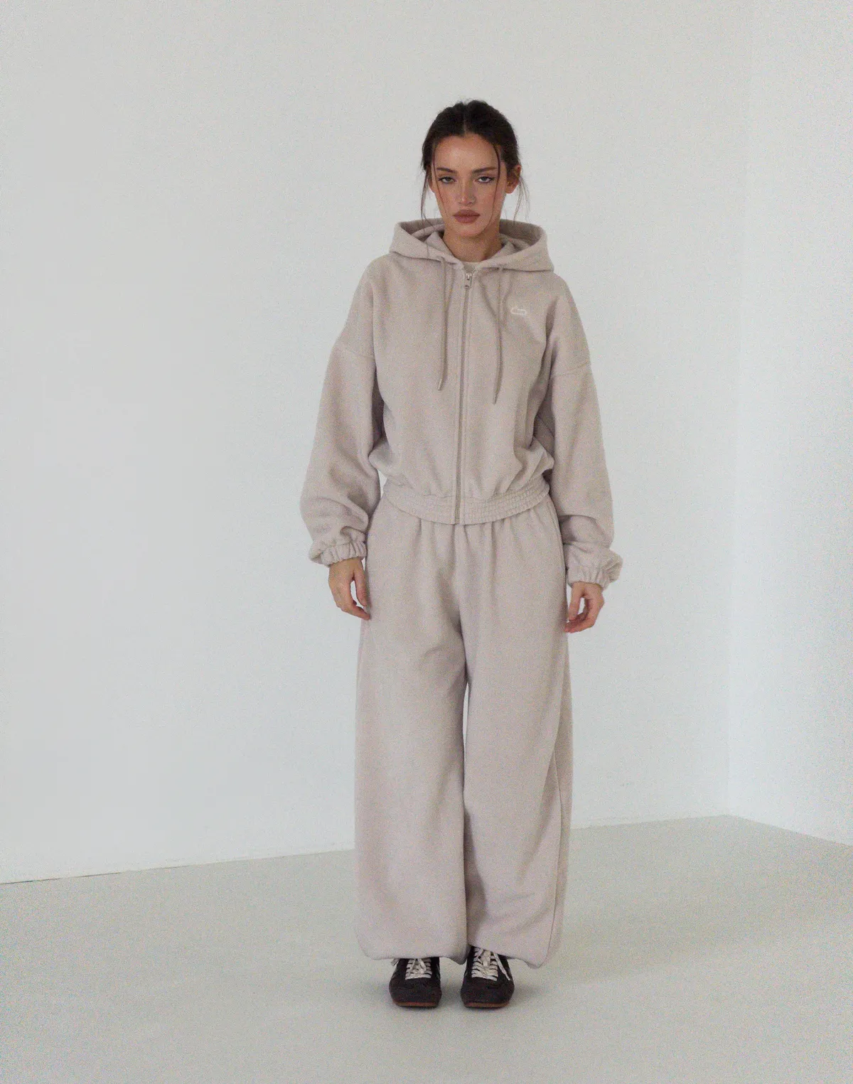 Комплект зимовий флісовий худі з широким поясом та джогери оверсайз, холодний беж - Фото 4