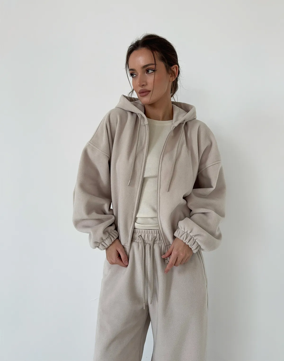Худі вкорочений на блискавці з широким поясом, холодний беж - Фото 7