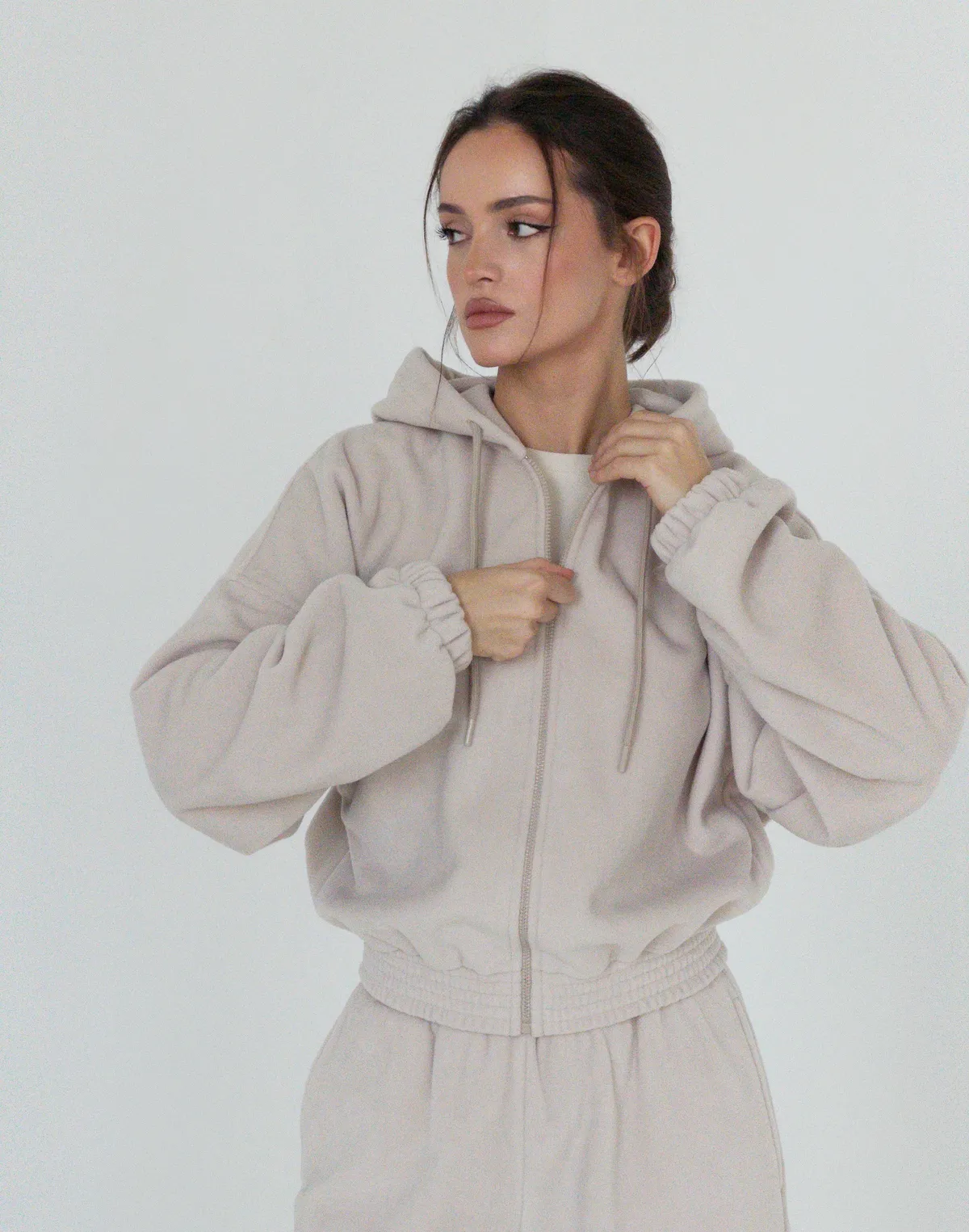 Худі вкорочений на блискавці з широким поясом, холодний беж - Фото 6