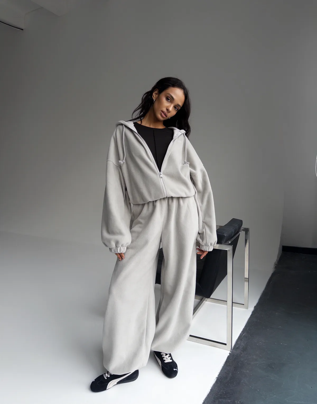 Комплект зимовий флісовий худі з широким поясом та джогери оверсайз, світлий сірий - Фото 8