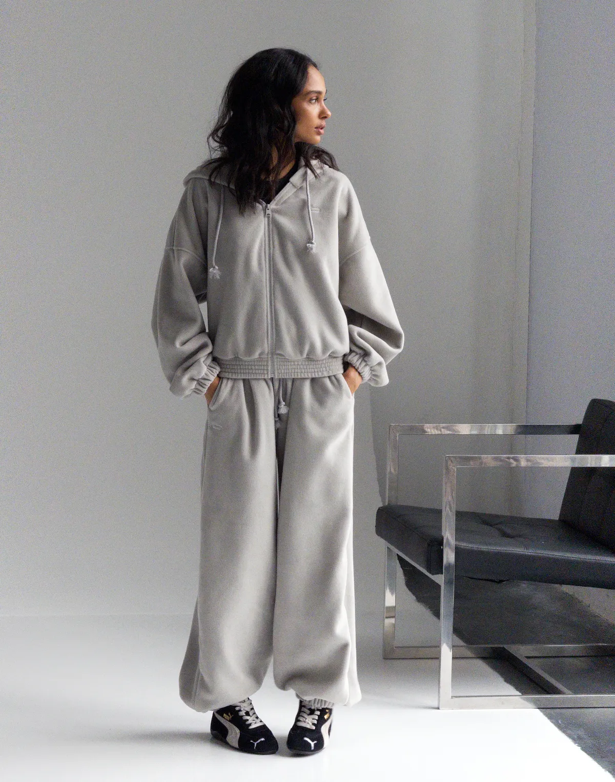 Худі вкорочений на блискавці з широким поясом, світлий сірий - Фото 3