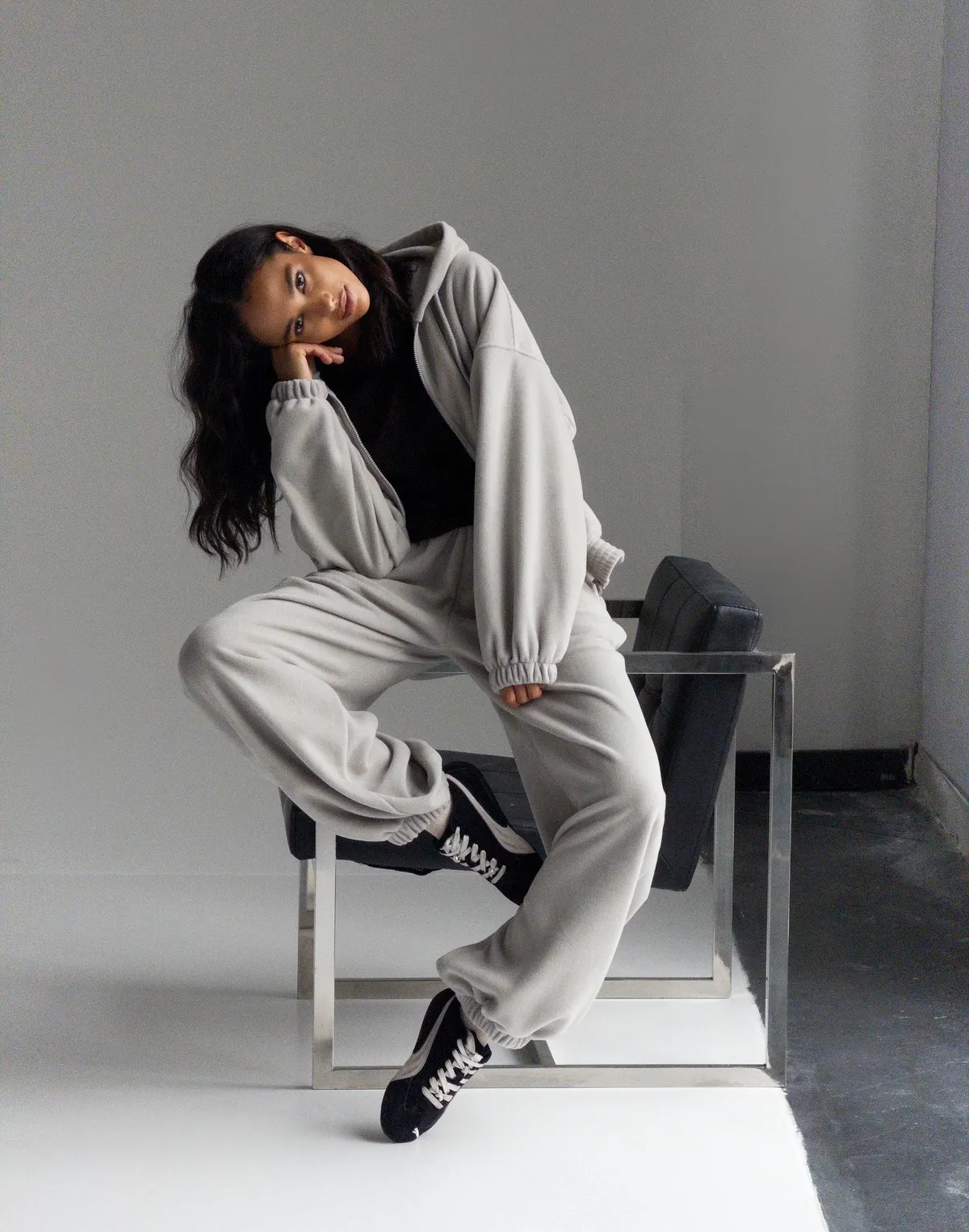 Комплект зимовий флісовий худі з широким поясом та джогери оверсайз, світлий сірий - Фото 6