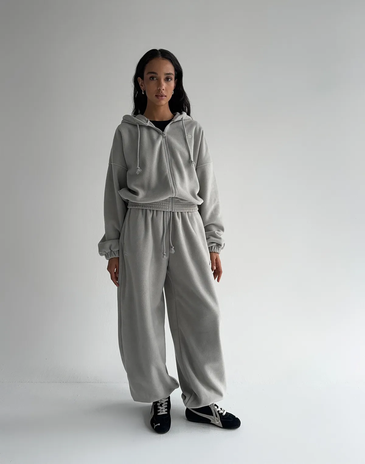 Комплект зимовий флісовий худі з широким поясом та джогери оверсайз, світлий сірий - Фото 5