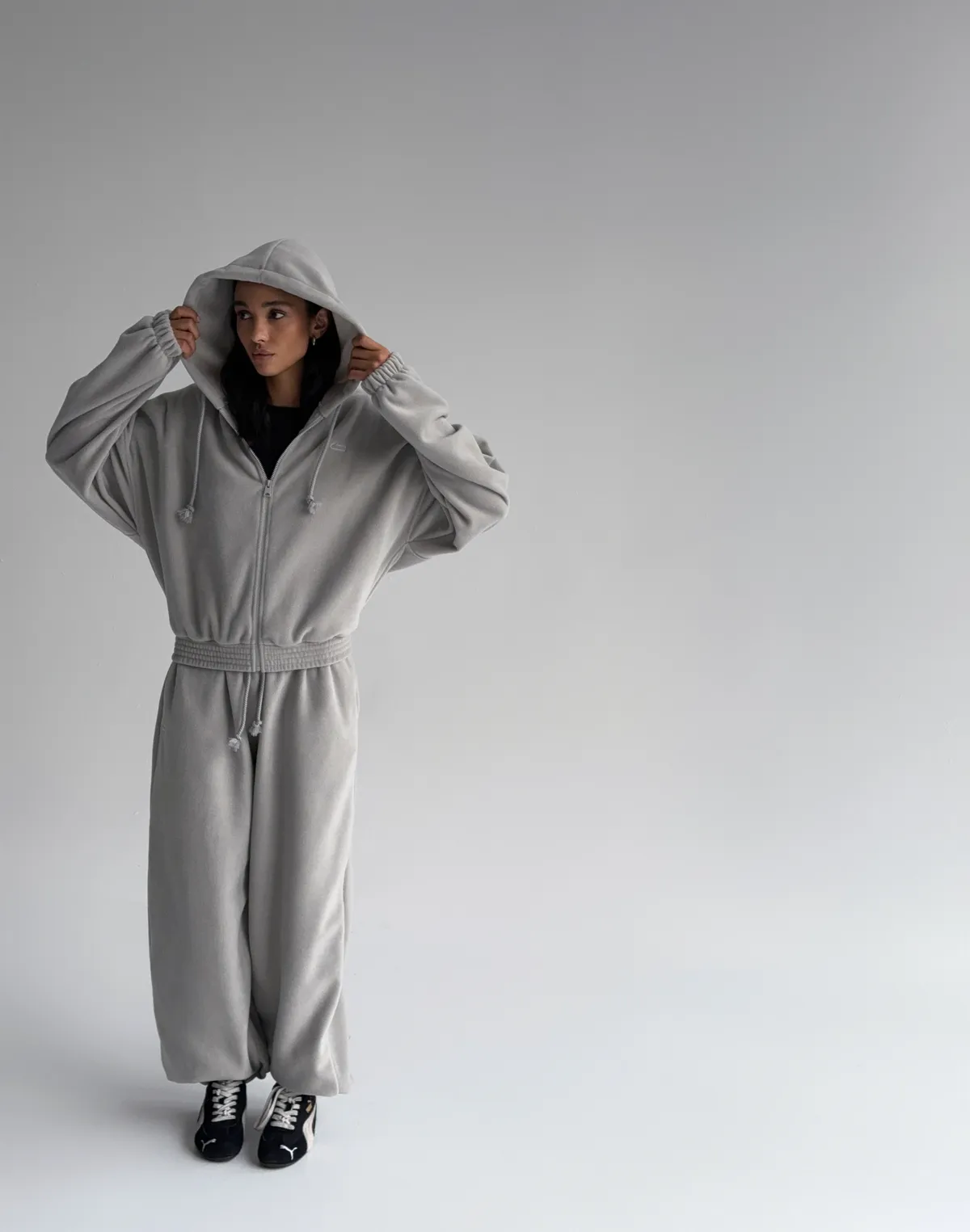 Худі вкорочений на блискавці з широким поясом, світлий сірий - Фото 7