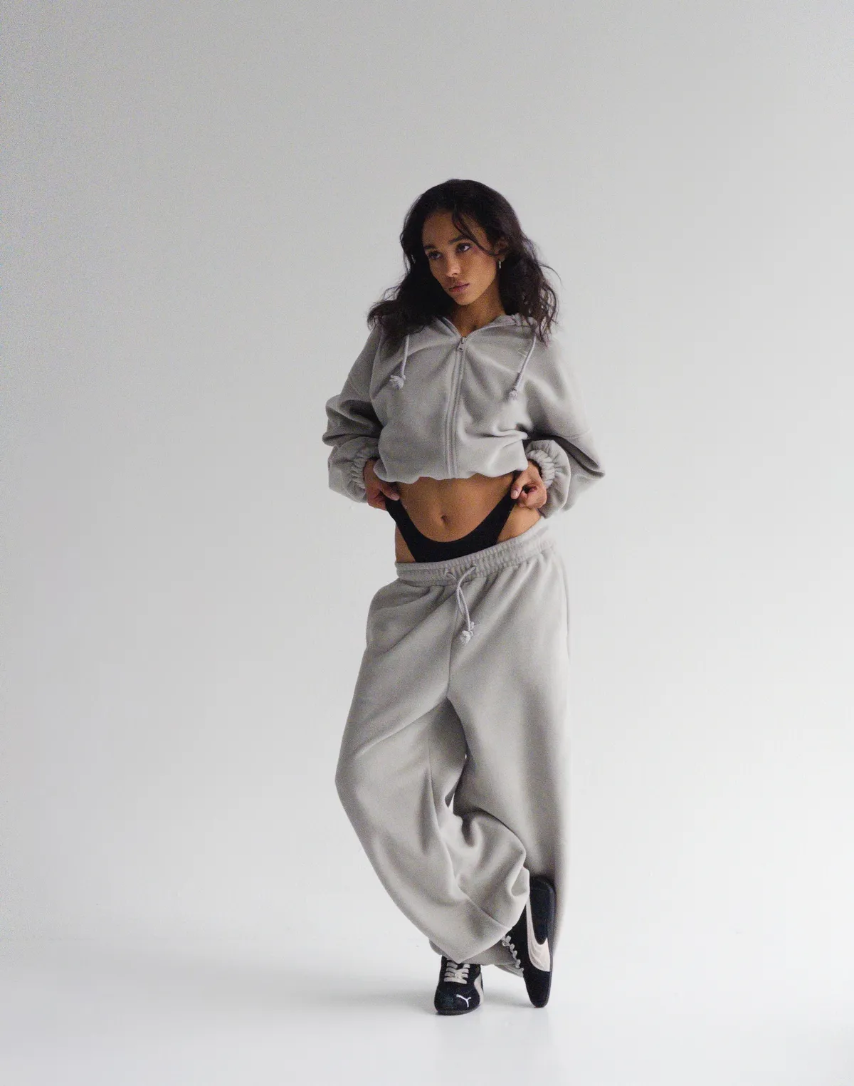 Комплект зимовий флісовий худі з широким поясом та джогери оверсайз, світлий сірий - Фото 3