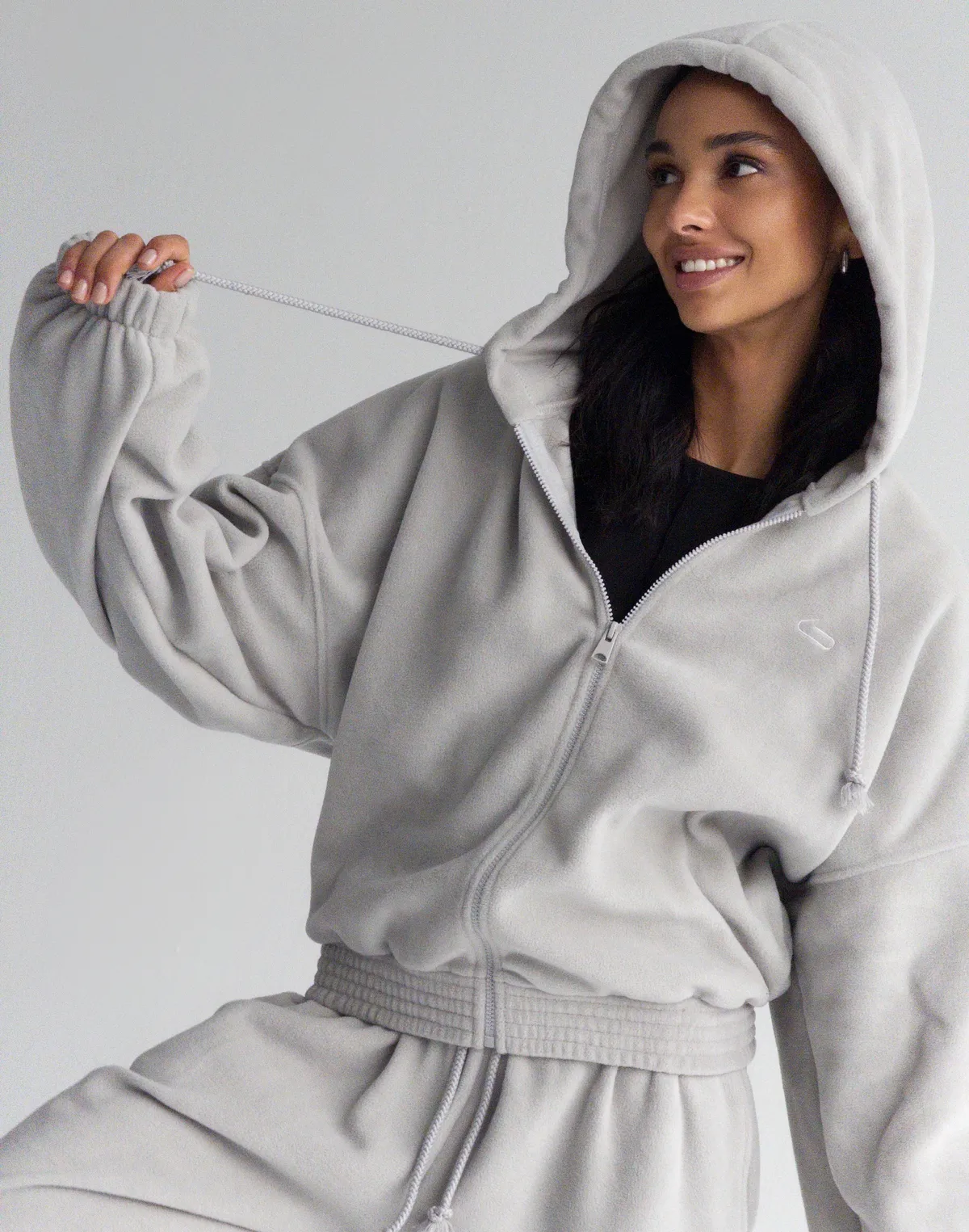 Худі вкорочений на блискавці з широким поясом, світлий сірий - Фото 6