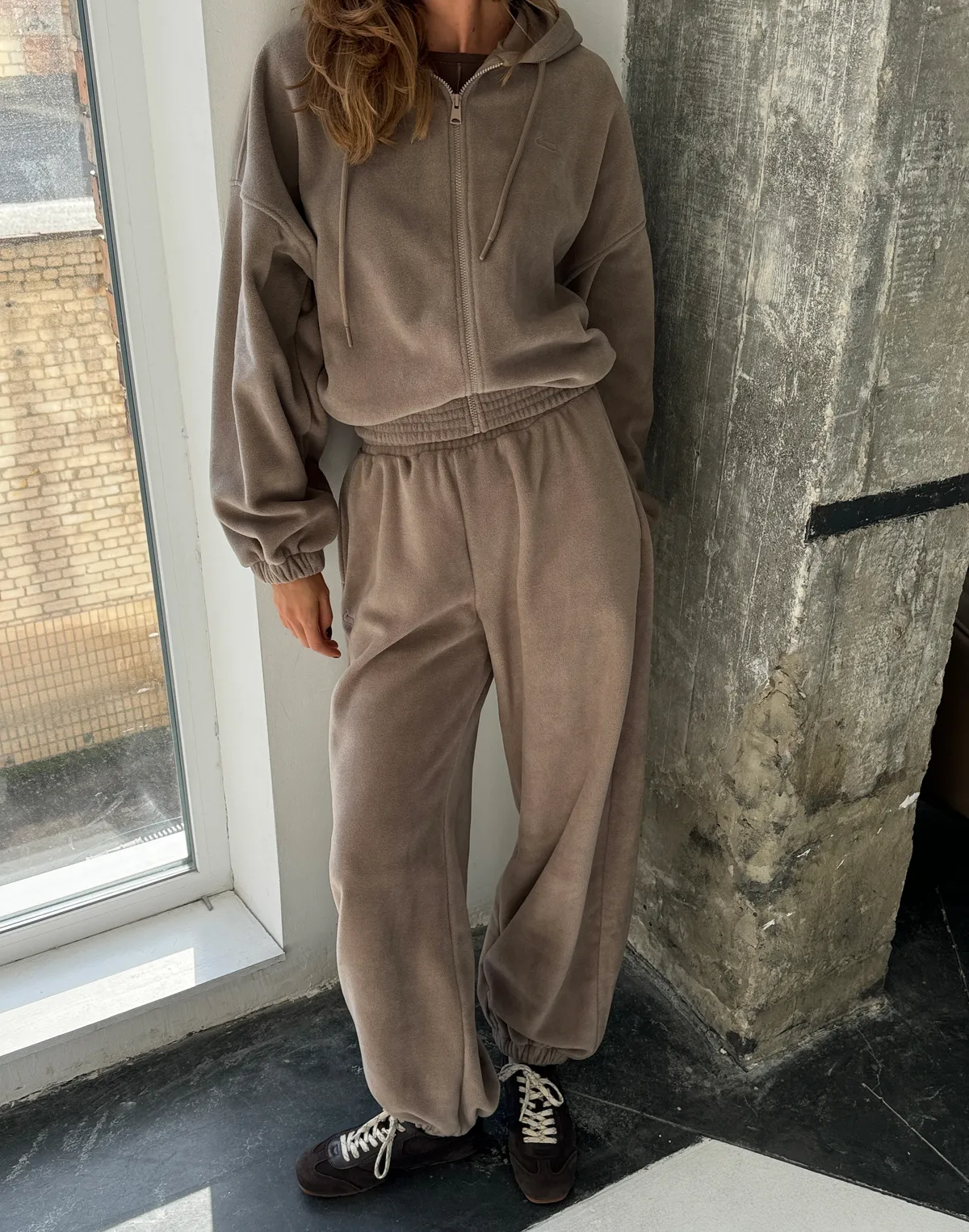 Комплект зимовий флісовий худі з широким поясом та джогери оверсайз, капучіно - Фото 1