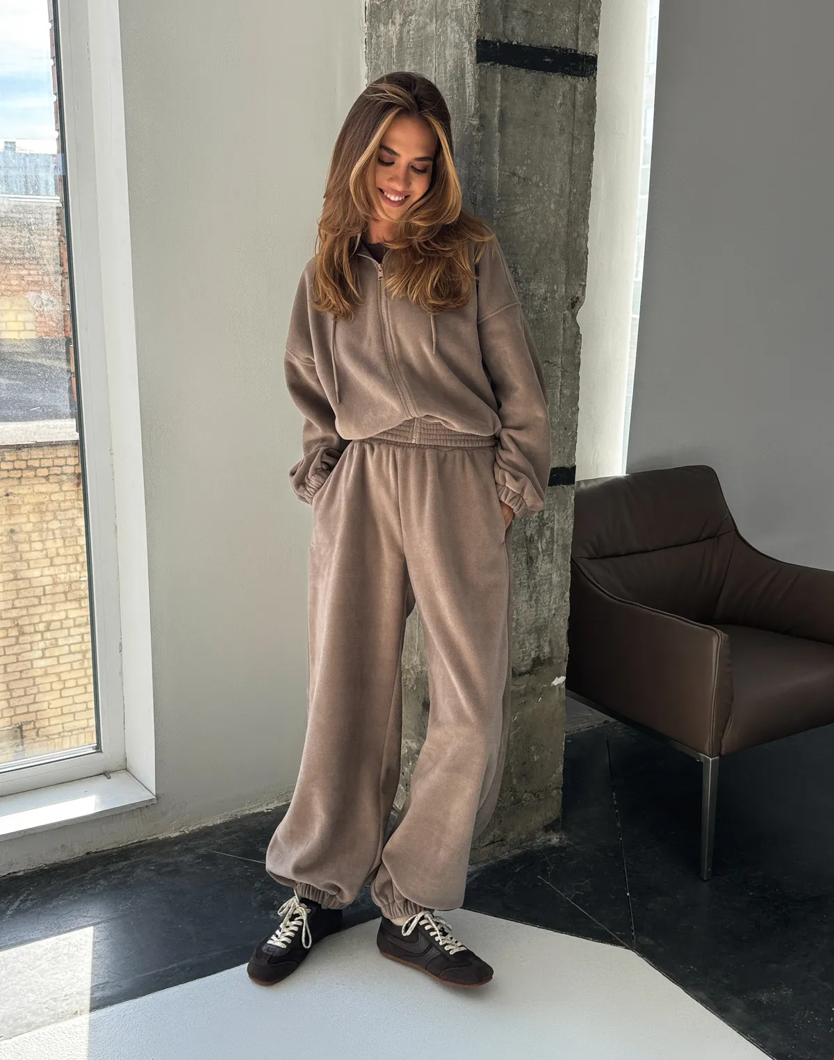Комплект зимовий флісовий худі з широким поясом та джогери оверсайз, капучіно - Фото 5