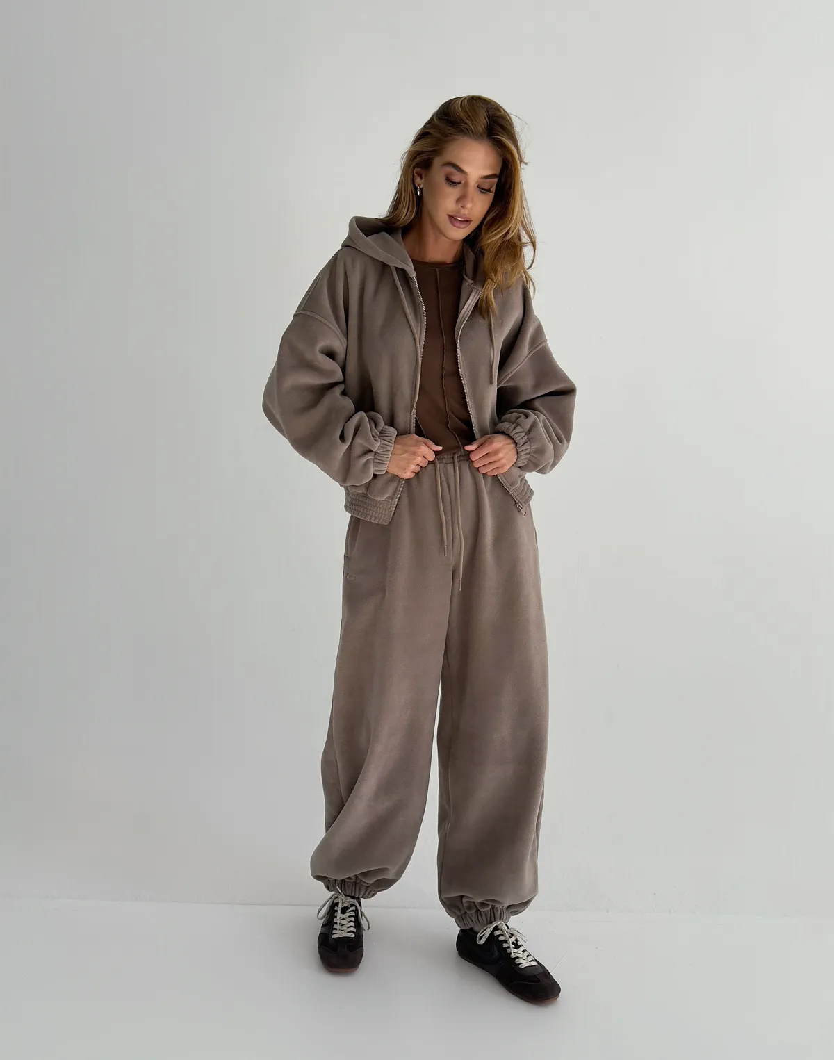 Комплект зимовий флісовий худі з широким поясом та джогери оверсайз, капучіно - Фото 4