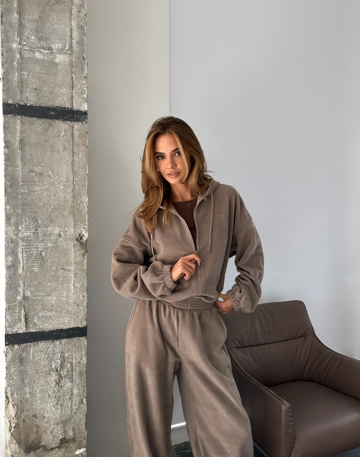 Худі вкорочений на блискавці з широким поясом, капучіно - Фото 4