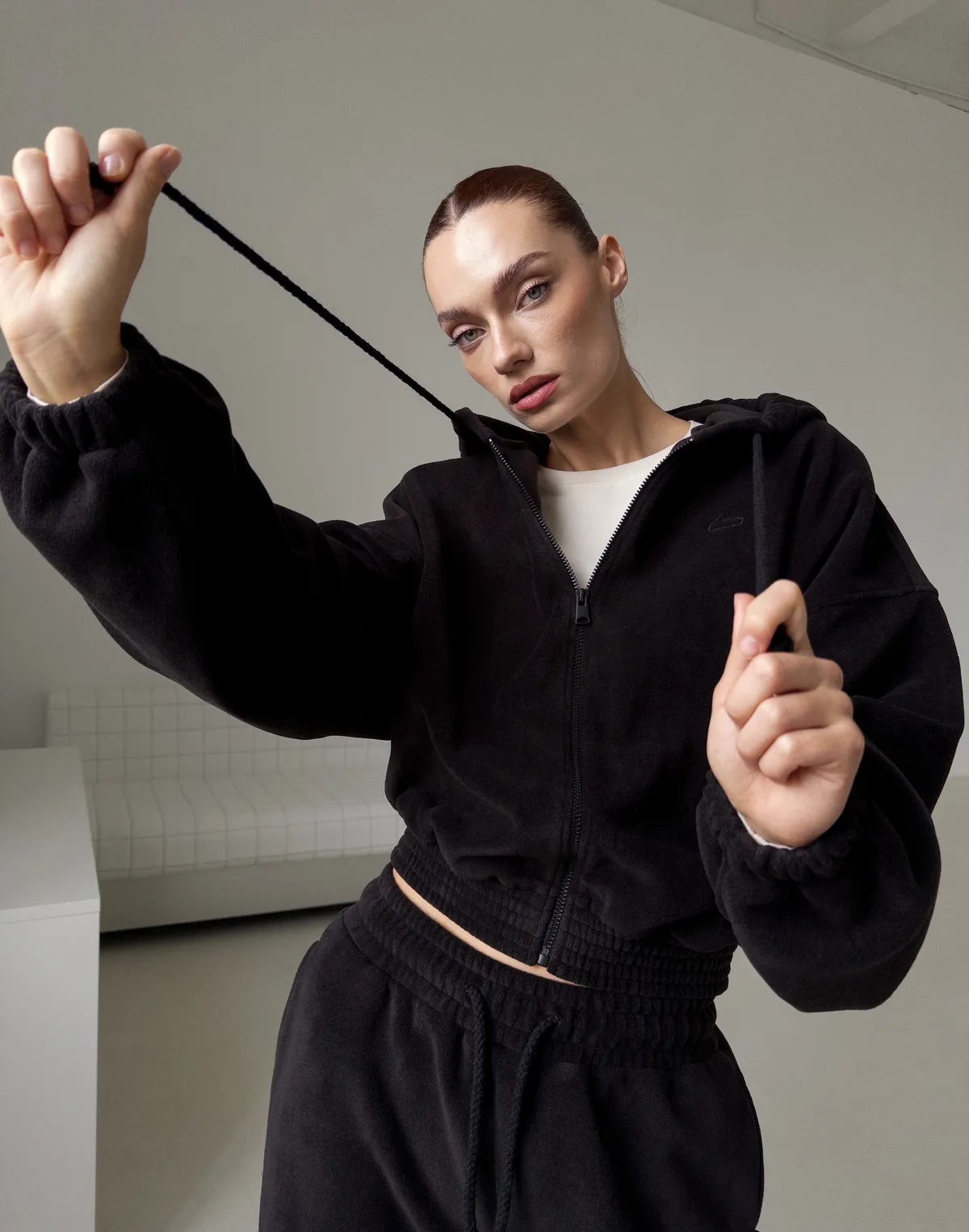 Худі вкорочений на блискавці з широким поясом, антрацит - Фото 5