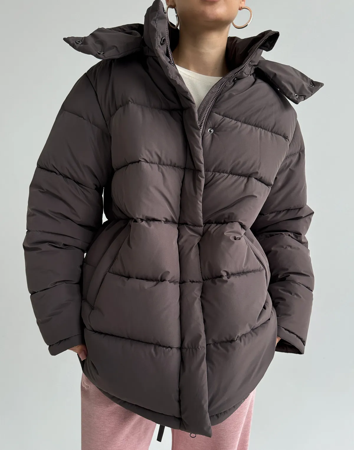 Куртка середньої довжини з внутрішньою затяжкою по талії, кавова - Фото 1