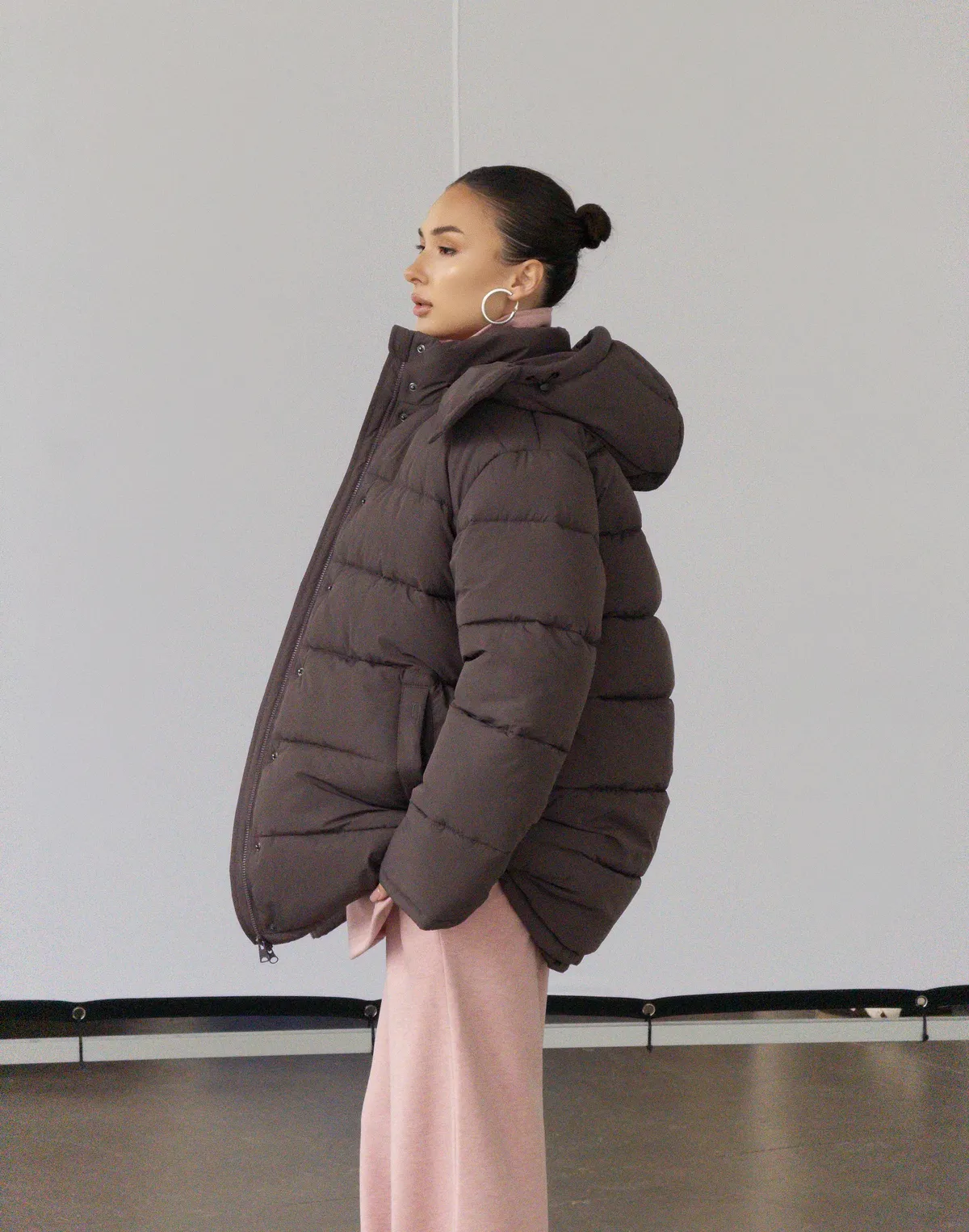 Куртка середньої довжини з внутрішньою затяжкою по талії, кавова - Фото 5