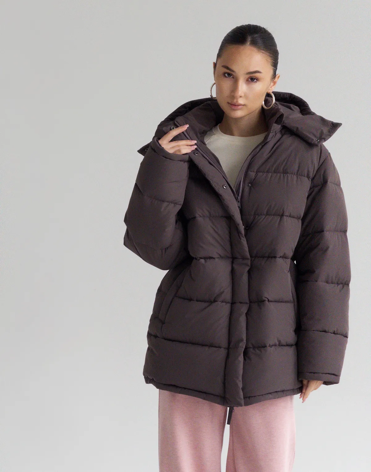 Куртка середньої довжини з внутрішньою затяжкою по талії, кавова - Фото 4