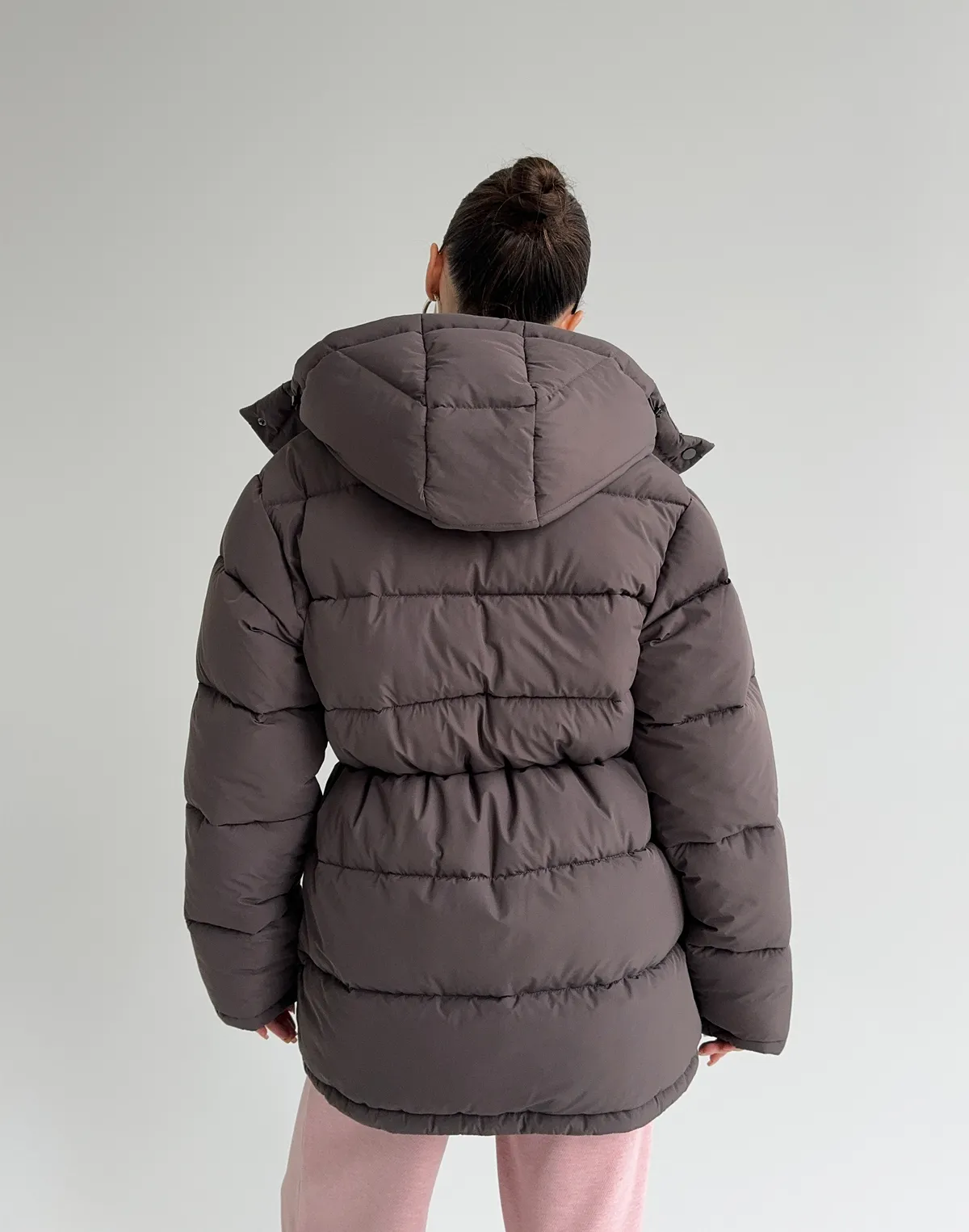 Куртка середньої довжини з внутрішньою затяжкою по талії, кавова - Фото 2