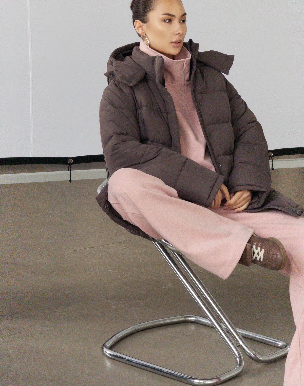 Куртка середньої довжини з внутрішньою затяжкою по талії, кавова - Фото 7