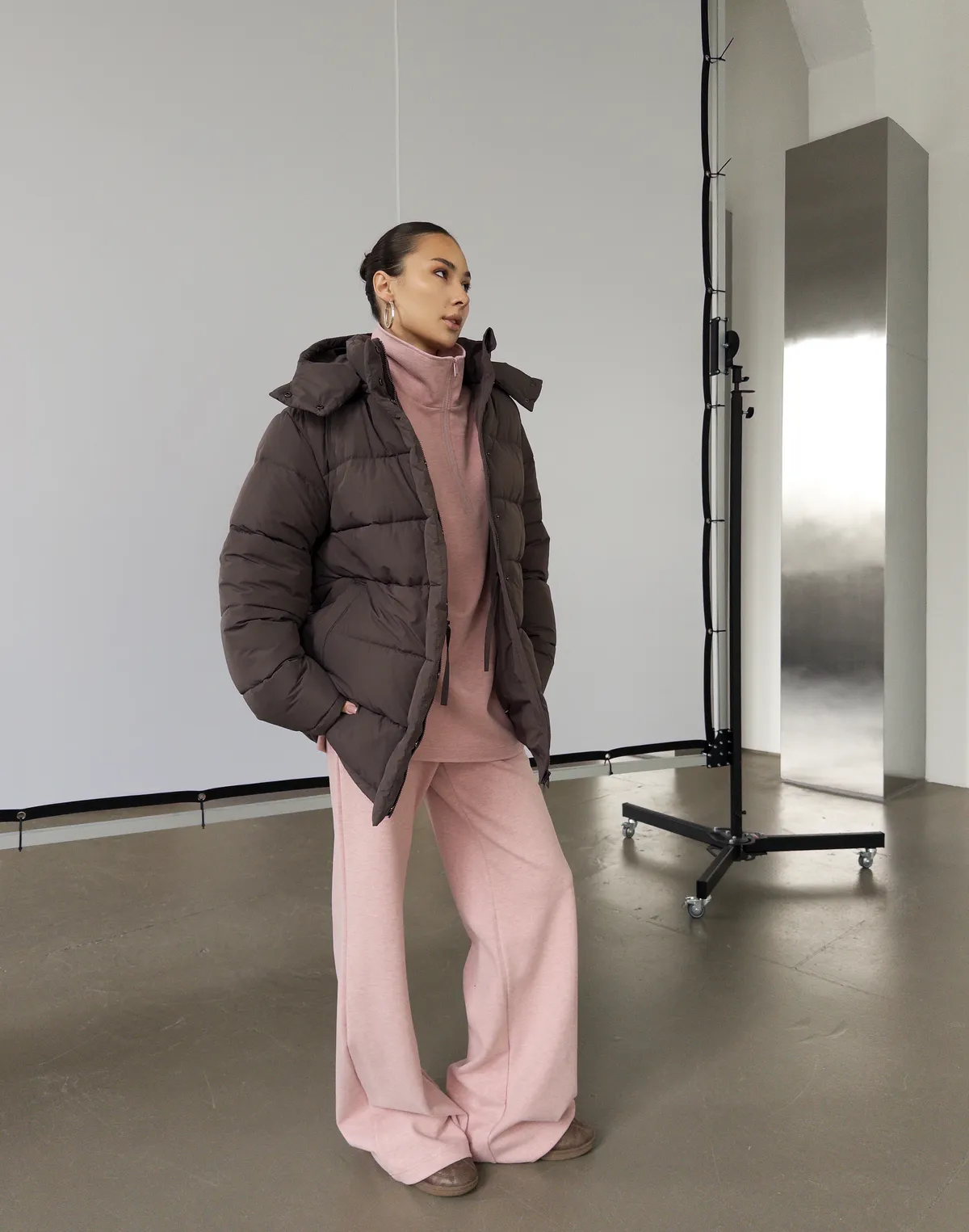 Куртка середньої довжини з внутрішньою затяжкою по талії, кавова - Фото 3