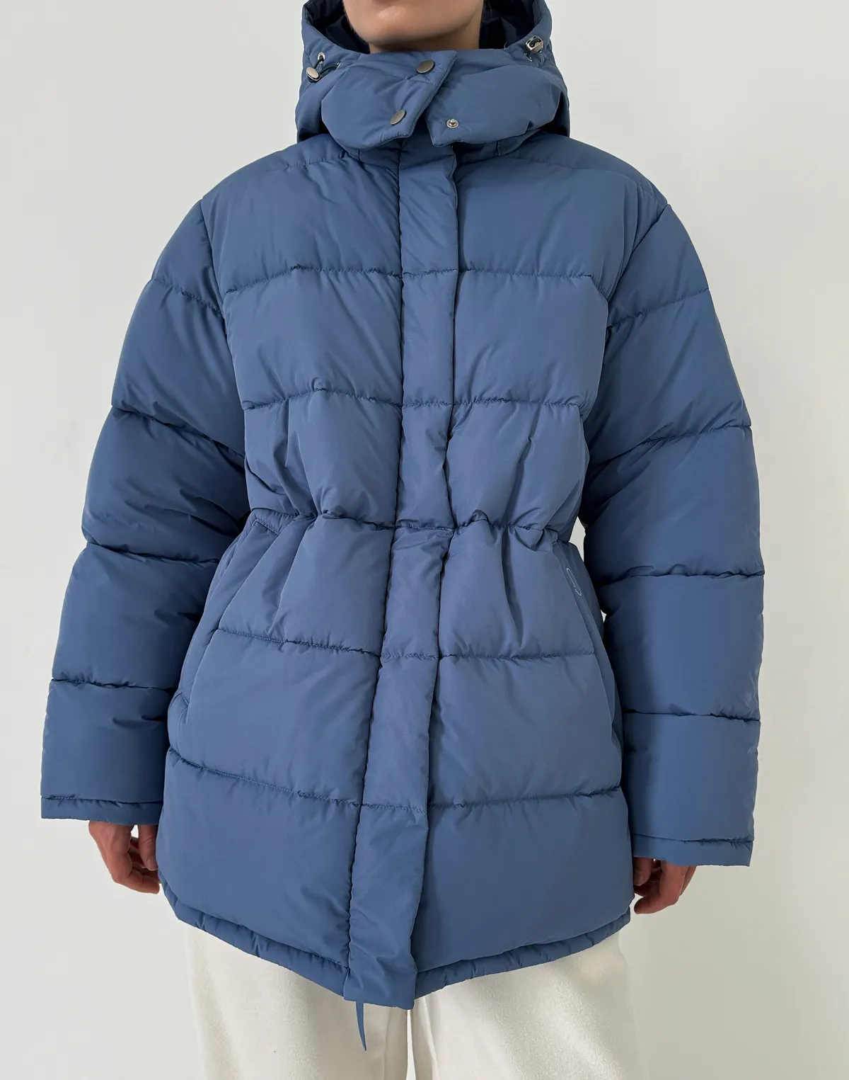 Куртка середньої довжини з внутрішньою затяжкою по талії, ніжно-блакитна - Фото 1