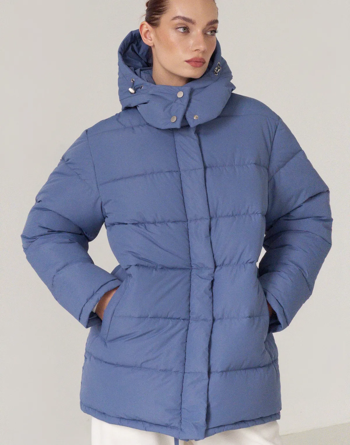 Куртка середньої довжини з внутрішньою затяжкою по талії, ніжно-блакитна - Фото 7