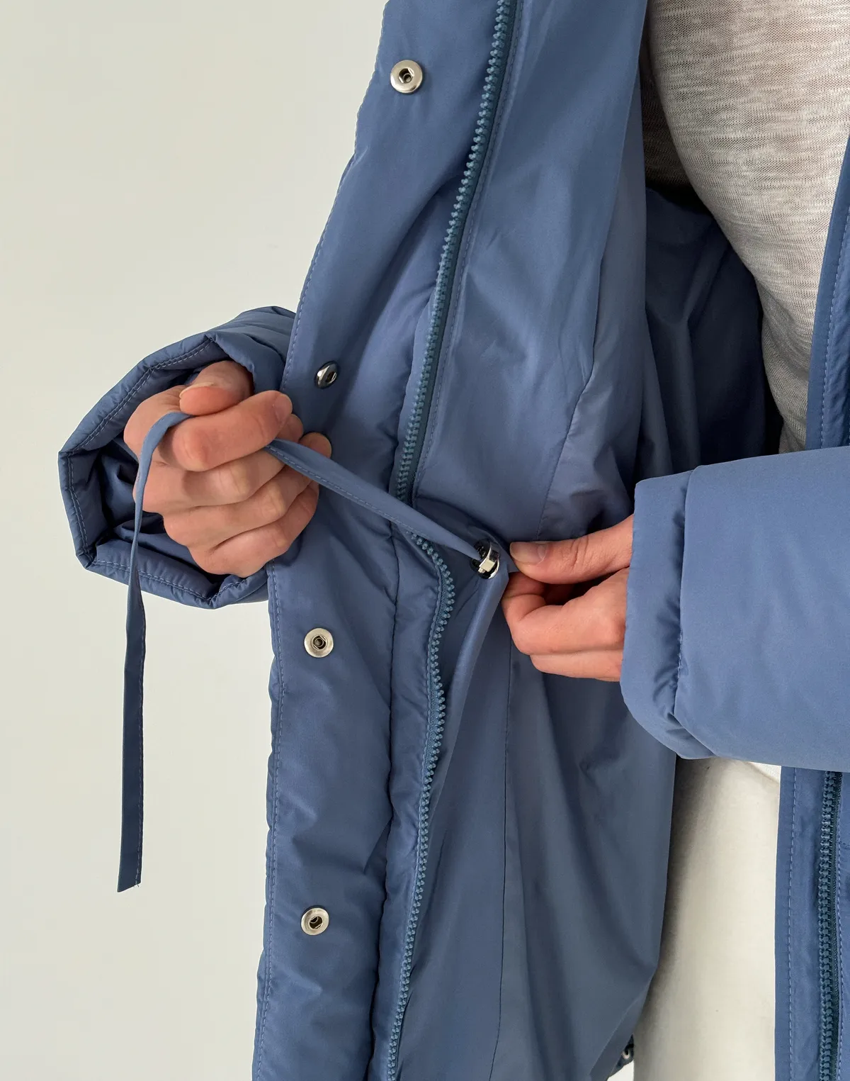 Куртка середньої довжини з внутрішньою затяжкою по талії, ніжно-блакитна - Фото 6