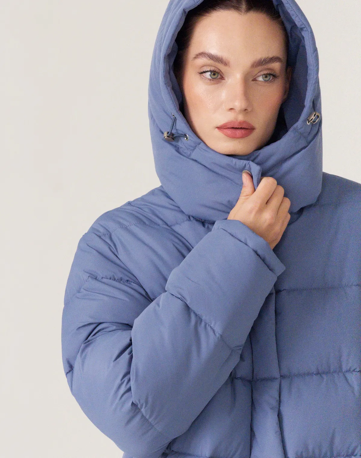 Куртка середньої довжини з внутрішньою затяжкою по талії, ніжно-блакитна - Фото 5