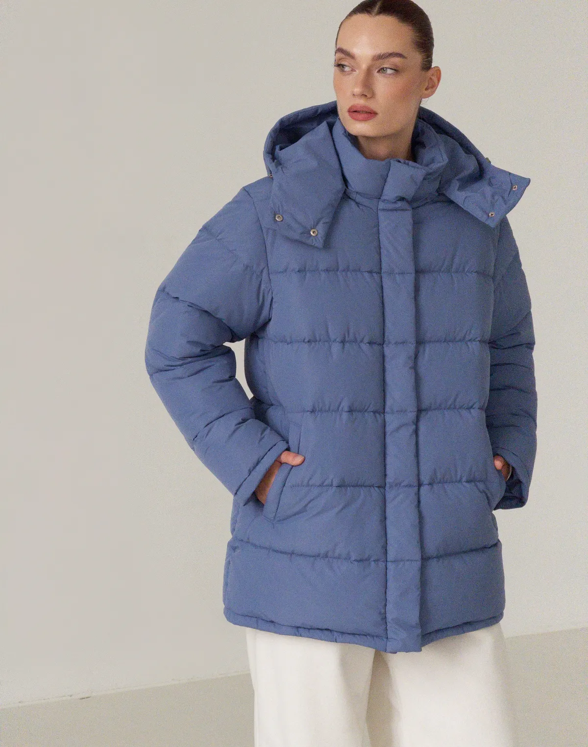 Куртка середньої довжини з внутрішньою затяжкою по талії, ніжно-блакитна - Фото 8