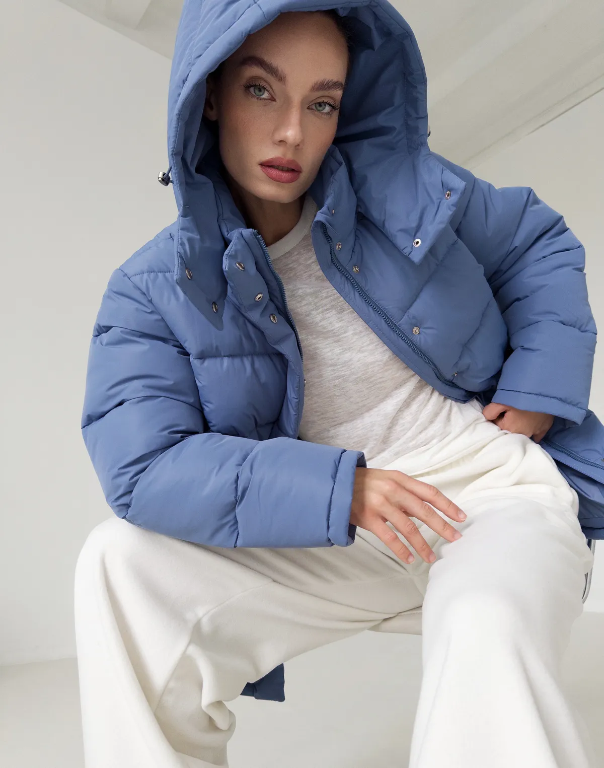 Куртка середньої довжини з внутрішньою затяжкою по талії, ніжно-блакитна - Фото 4