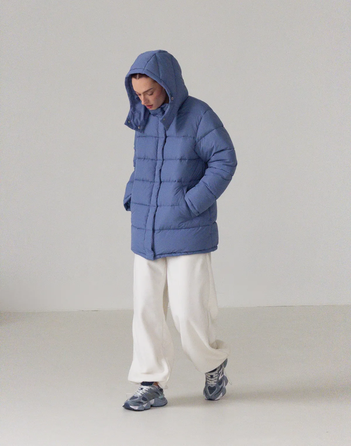 Куртка середньої довжини з внутрішньою затяжкою по талії, ніжно-блакитна - Фото 3