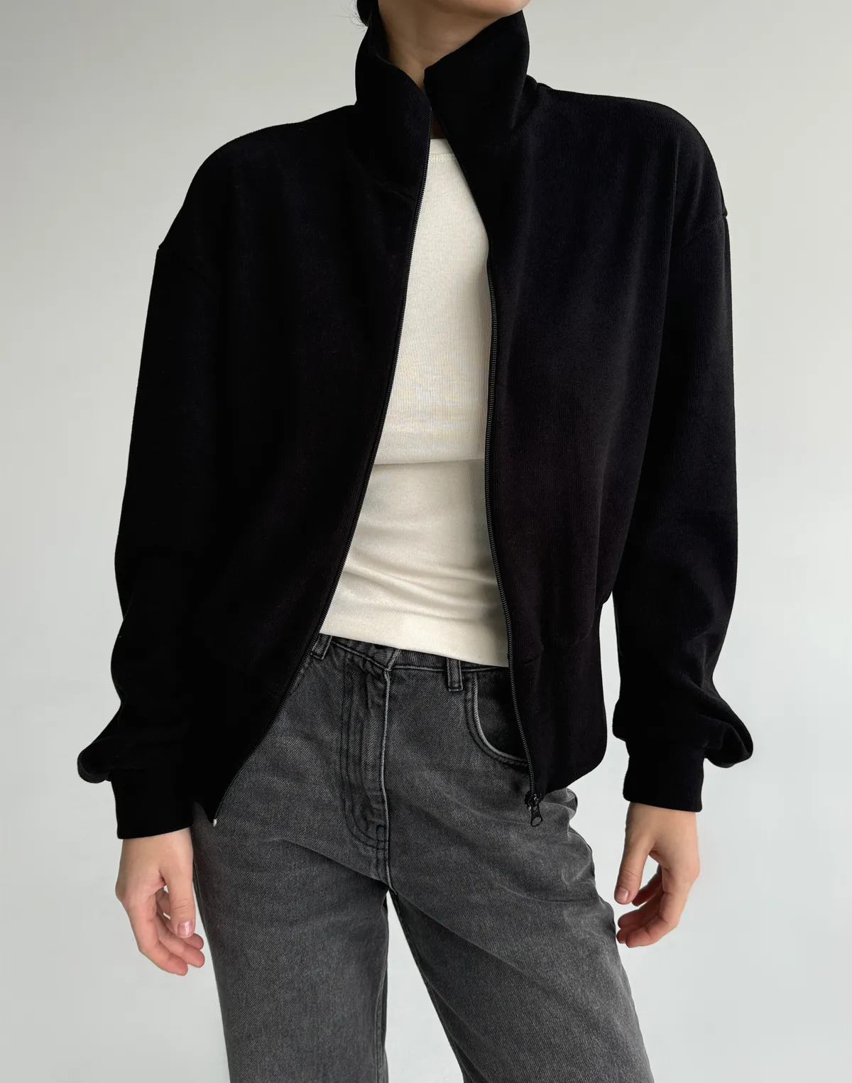 Кофта-светр осіння на блискавці, чорна - Фото 6