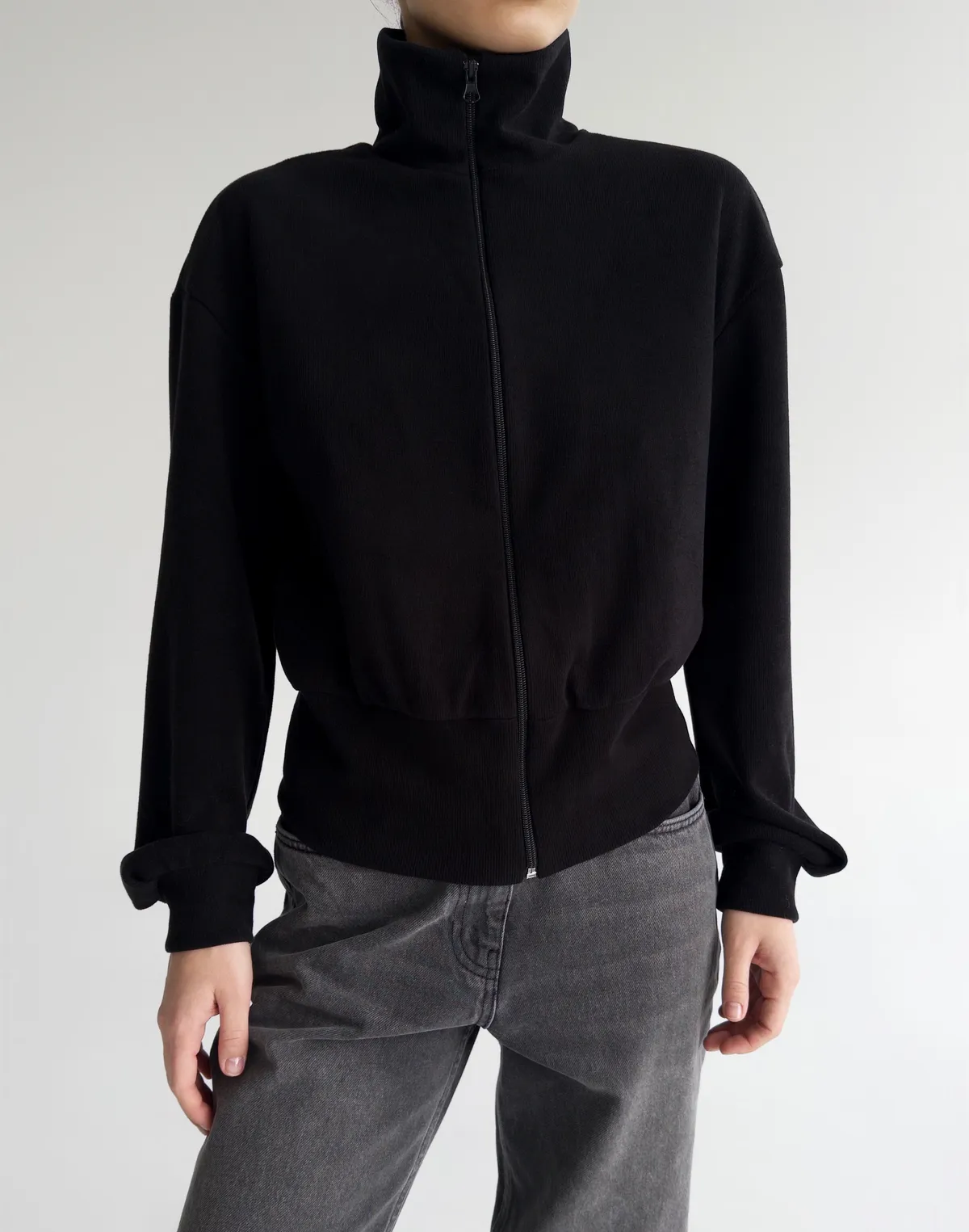 Кофта-светр осіння на блискавці, чорна - Фото 1