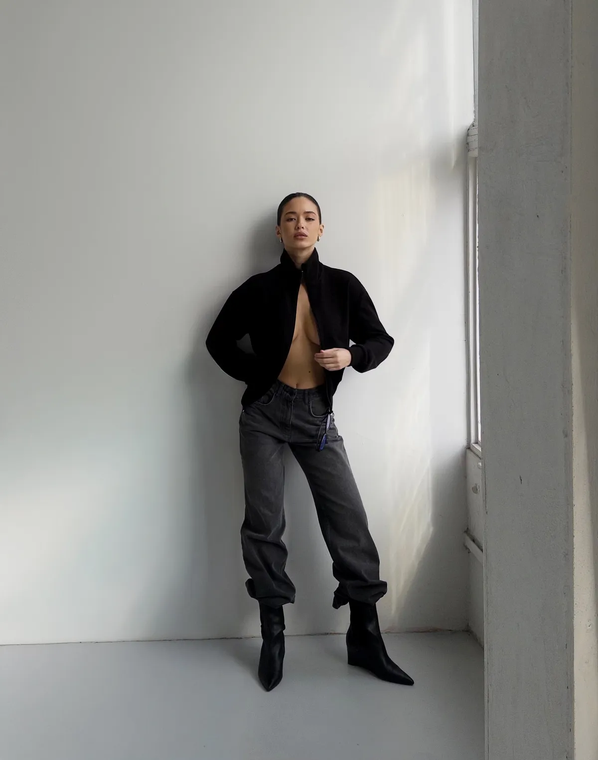 Кофта-светр осіння на блискавці, чорна - Фото 8